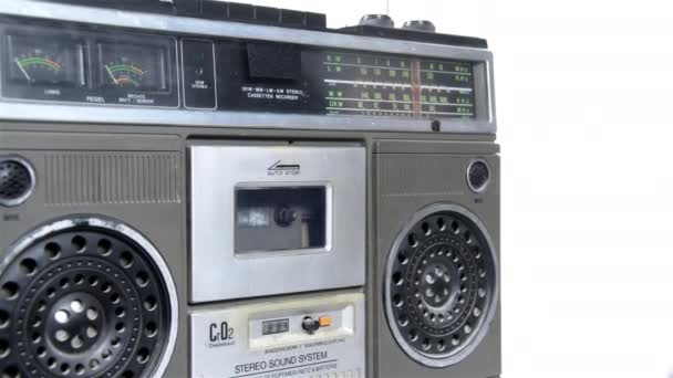 Oude Cassette Cassette Recorder Met Zijn Hand Het Aanpassen Van — Stockvideo