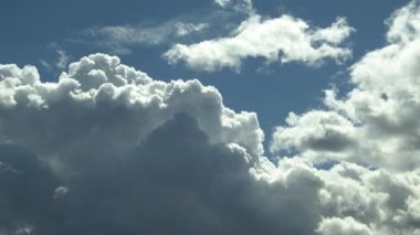 Beyaz Kabarık Bahar Cumulus Yağmurlu Bulutlar Gökyüzünde Hareket Ediyor.