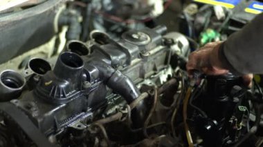 Dizel Yakıt Süzgeci Tamir Atölyesindeki Arabanın Değiştirilmesi.