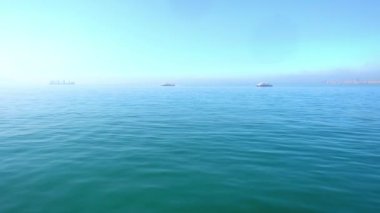 Bir Okyanus Gemisi Deniz Feneri Liman Görüntüsüne Girdi.