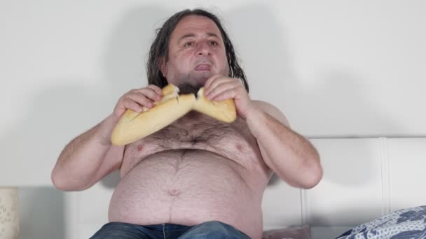 Homem Gordo Obeso Mudando Canal Com Controle Remoto Enquanto Deitado — Vídeo de Stock