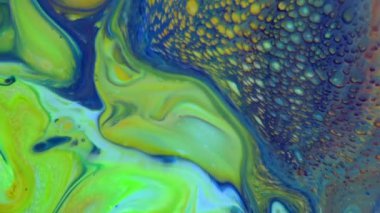 Psikedelik renkli renkli resimlerle soyut bir arkaplan. Sıvı boyanın hareket edip yavaşça kaymasıyla organik etki. Dönüyor ve yayılıyor.