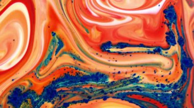 Psikedelik renkli renkli resimlerle soyut bir arkaplan. Sıvı boyanın hareket edip yavaşça kaymasıyla organik etki. Dönüyor ve yayılıyor.