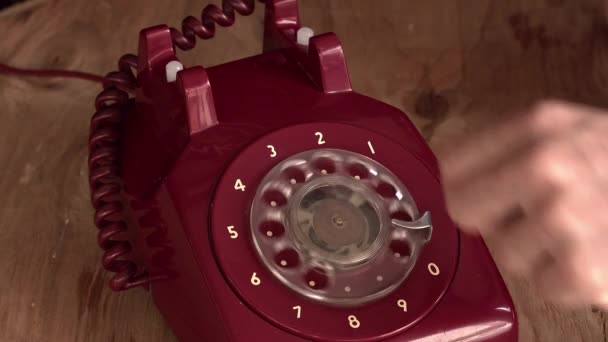 Régi Antik Vintage Forgótárcsás Telefonszám Tárcsázás Közelkép Egy Kéz Felvette — Stock videók