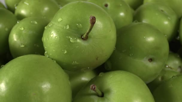 Gros Plan Pile Prune Verte Fraîche Sur Marché Counter Footage — Video