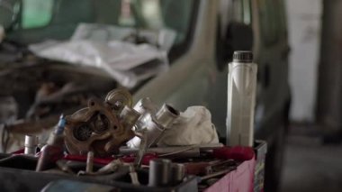 Kırık araba parçaları ve atölyedeki ekipman ücretlerinin Dolly 'si.