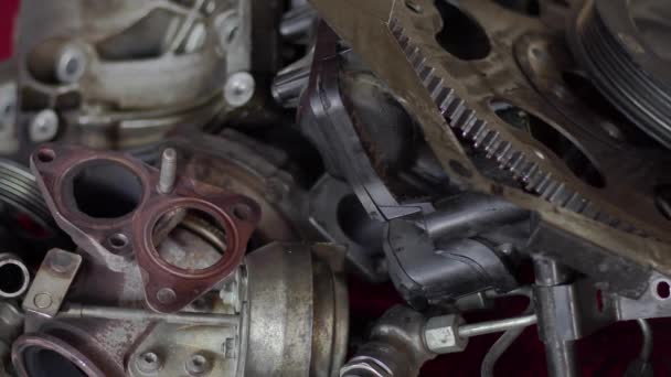 ワークショップでのRustカーエンジン部品の劣化 — ストック動画
