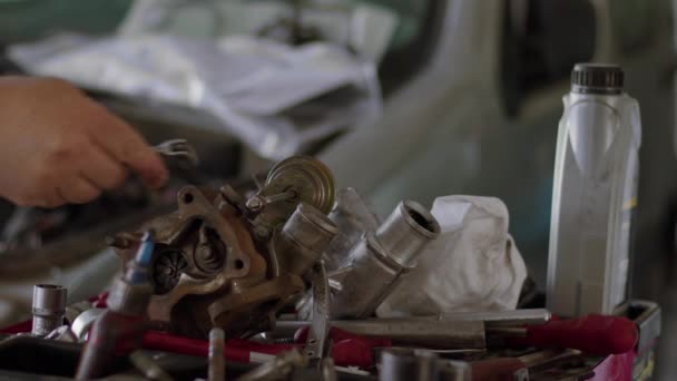 汽车机械师Socket Wrench修理故障发动机涡轮部分 — 图库视频影像