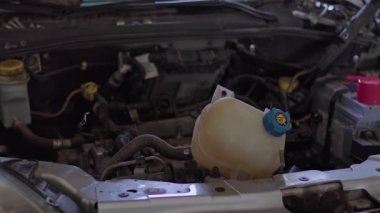 Periyodik Bakım için atölyeye gelen bir arabanın motoru. Ağır Araba Bakımı.