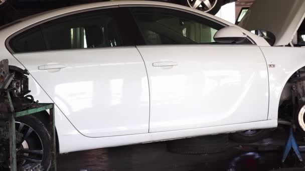 维修车间里装有故障发动机的白色轿车 — 图库视频影像