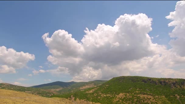 美丽的夏雨草原高山云彩的影像 — 图库视频影像