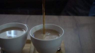 Kahveyi bir fincan espresso ile buğulanmış sütün içine dolduruyorum..