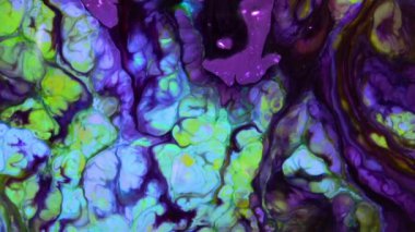 Psikedelik renkli renkli resimlerle soyut bir arkaplan. Sıvı boyanın hareket edip yavaşça kaymasıyla organik etki. Dönüyor ve yayılıyor.