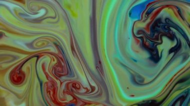 Psikedelik renkli renkli resimlerle soyut bir arkaplan. Sıvı boyanın hareket edip yavaşça kaymasıyla organik etki. Dönüyor ve yayılıyor.