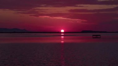 Flamingo 'nun Göç Yolunda Deniz' de Gün Batımı.