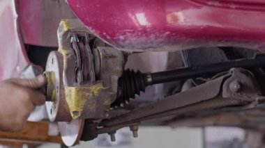 Tamir atölyesinde Araba Sürücüsü Dingil Tamir ve Değiştirme