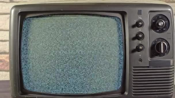 Рука Ищет Канал Старой Телевизионной Камере Выходящей Эфир — стоковое видео