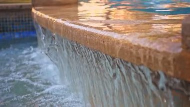 Su Damlacıkları Havuz Mermeri Yavaş Hareketinden Dökülüyor.