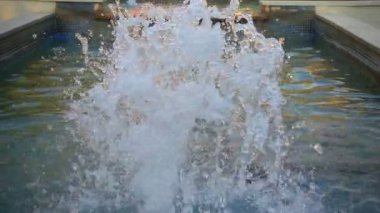 Su Damlacıkları Bir Parktaki Çeşmeden Süzülen Yavaş Hareket.