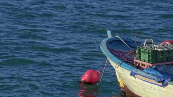 Antiguo Barco Pesca Madera Balanceándose Imágenes Turbulentas Del Mar — Vídeo de stock