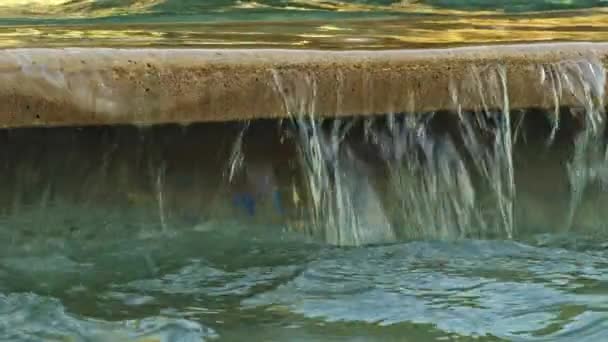 大理石の床の上の水プールの水 — ストック動画