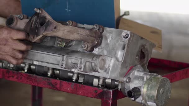 Zavřít Auto Motor Výfuk Manifold Výměna Opravně — Stock video