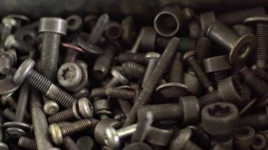  Çeşitli Eski ve Kullanılmış Vidalar Bir Kutuda 