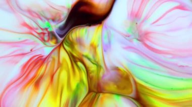 Psikedelik renkli renkli resimlerle soyut bir arkaplan. Sıvı boyanın hareket edip yavaşça kaymasıyla organik etki. Dönüyor ve yayılıyor.