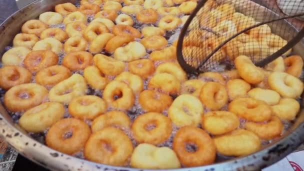 Türkischer Donut Lokma Teig Frittieren — Stockvideo