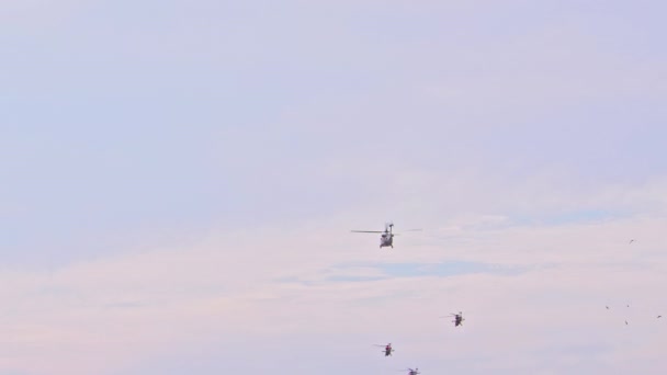 Απεργία Ελικοπτέρων Που Πετούν Στον Ουρανό Επίδειξη Αεροπορίας — Αρχείο Βίντεο