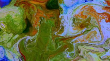 Psikedelik renkli renkli resimlerle soyut bir arkaplan. Sıvı boyanın hareket edip yavaşça kaymasıyla organik etki. Dönüyor ve yayılıyor.