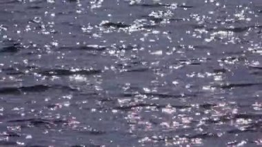 Okyanus Dalgalarında Güneş Işığı Parlıyor.