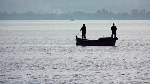 Balıkçılar Oltayla Balıkçılık Eski Balıkçı Teknesinde — Stok video