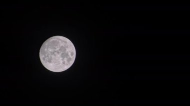 Dolunay Karanlık Gece Gökyüzünde Hareket Ediyor.