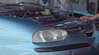 Tamirci Oto Tamirhanesinde Bozuk Arabanın Motorunu Tamir Etti