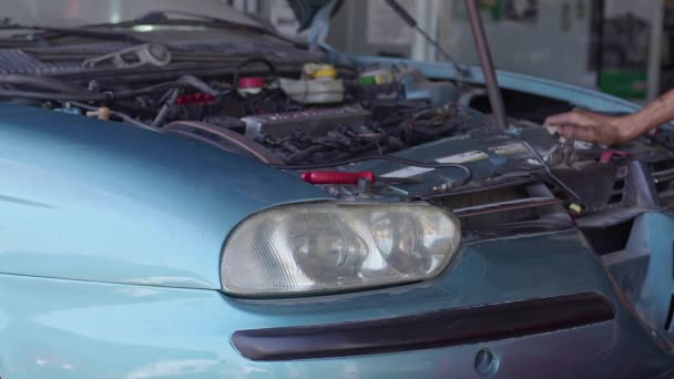 汽车修理店的一辆破车修理工修理引擎 — 图库视频影像