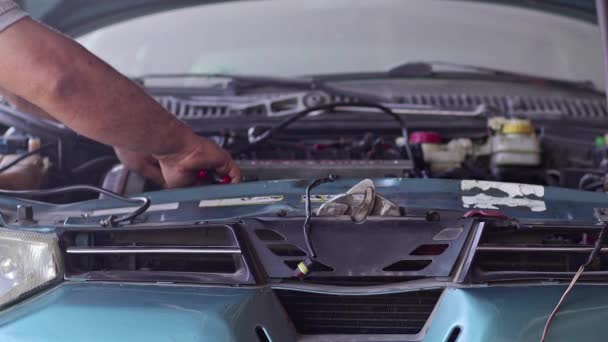 Reparateur Reparaties Motor Van Een Kapotte Auto Bij Auto Repair — Stockvideo