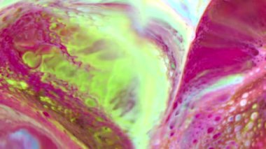 Bu stok videosunda, boya pigmentinin hafif boya ile ayrıldığı yağ boyasının yavaş çekim görüntüleri yer alıyor. Bu klibi yaratıcı konsept videoları, sunumlar ve daha fazlası için arka plan olarak kullan.