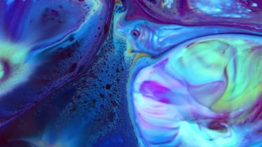 Bu stok videosunda, boya pigmentinin hafif boya ile ayrıldığı yağ boyasının yavaş çekim görüntüleri yer alıyor. Bu klibi yaratıcı konsept videoları, sunumlar ve daha fazlası için arka plan olarak kullan.