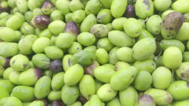 Taze Doğal Zeytin Yığını Meyve Yağı Market Sayacı Görüntülerinde.  