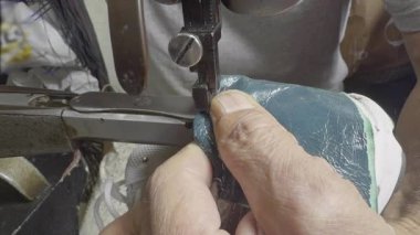 Ayakkabı Tamircisi Ayakkabıları Tamir Ediyor Deri Parçalar Ekliyor ve Bir Makine Görüntüsüne Dikiyor.  