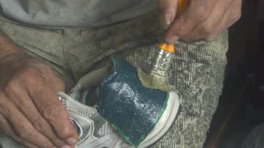 Ayakkabı Tamircisi Sneakers 'ın Sırtını Yapıştırarak Düzeltti.  