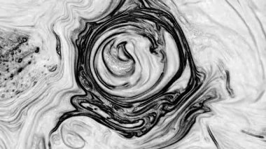 Sıvı siyah ve beyaz boyaların akışkanlığıyla oluşan bu desenler, renklerin birbirine karışmasıyla oluşan büyüleyici harmoni ve dinamik hareketi gözler önüne seriyor. Her damla, bir sonrakiyle birleşince, kendine has bir hikaye anlatıyor..