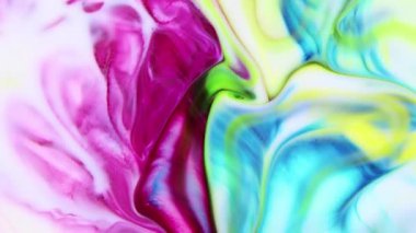 Sıvı boyaların akışkanlığıyla oluşan bu desenler renklerin karışması ve renklerin dansıyla oluşan büyüleyici harmoni ve dinamik hareketi gözler önüne seriyor. Yaratıcılığın keşfi ve renklerin sonsuz dönüşümü için görsel ziyafet.