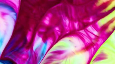 Fırıl fırıl dönen boyalar renkli kıvrımlı katmanlar oluşturuyor. Bu klip, reklamlar, sunumlar, raporlar, müzik videoları, web siteleri, mobil uygulamalar ve daha fazlası gibi projeler için arka plan olarak kullanılabilir..