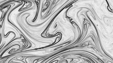 Sıvı siyah ve beyaz boyaların akışkanlığıyla oluşan bu desenler, renklerin birbirine karışmasıyla oluşan büyüleyici harmoni ve dinamik hareketi gözler önüne seriyor. Her damla, bir sonrakiyle birleşince, kendine has bir hikaye anlatıyor..