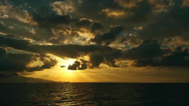 Güz Günbatımında Kara Yağmurlu Bulutlar Denizin Üzerinde.  