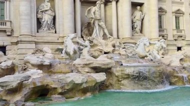 Roma 'da Turistlerin Temiz Akan Suyu Fontana di Trevi, İtalya 24.11.2025 Çekim.