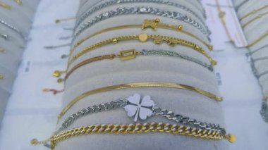 Piyasa Tezgahındaki Kadın Kostümleri Bilezikleri Çeşitli Renkler ve Semboller.