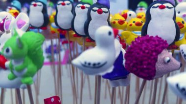 Çocuklar için Çeşitli Hayvanların Şirin Minyatür Süslemeleri ve Oyuncakları.